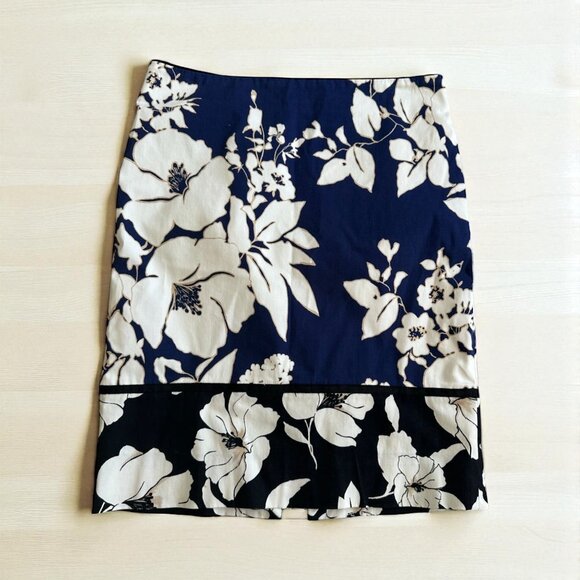 WHITE HOUSE BLACK MARKET WHBM Navy Black Floral Colorblock Skirt Size 4 - Picture 6 of 6